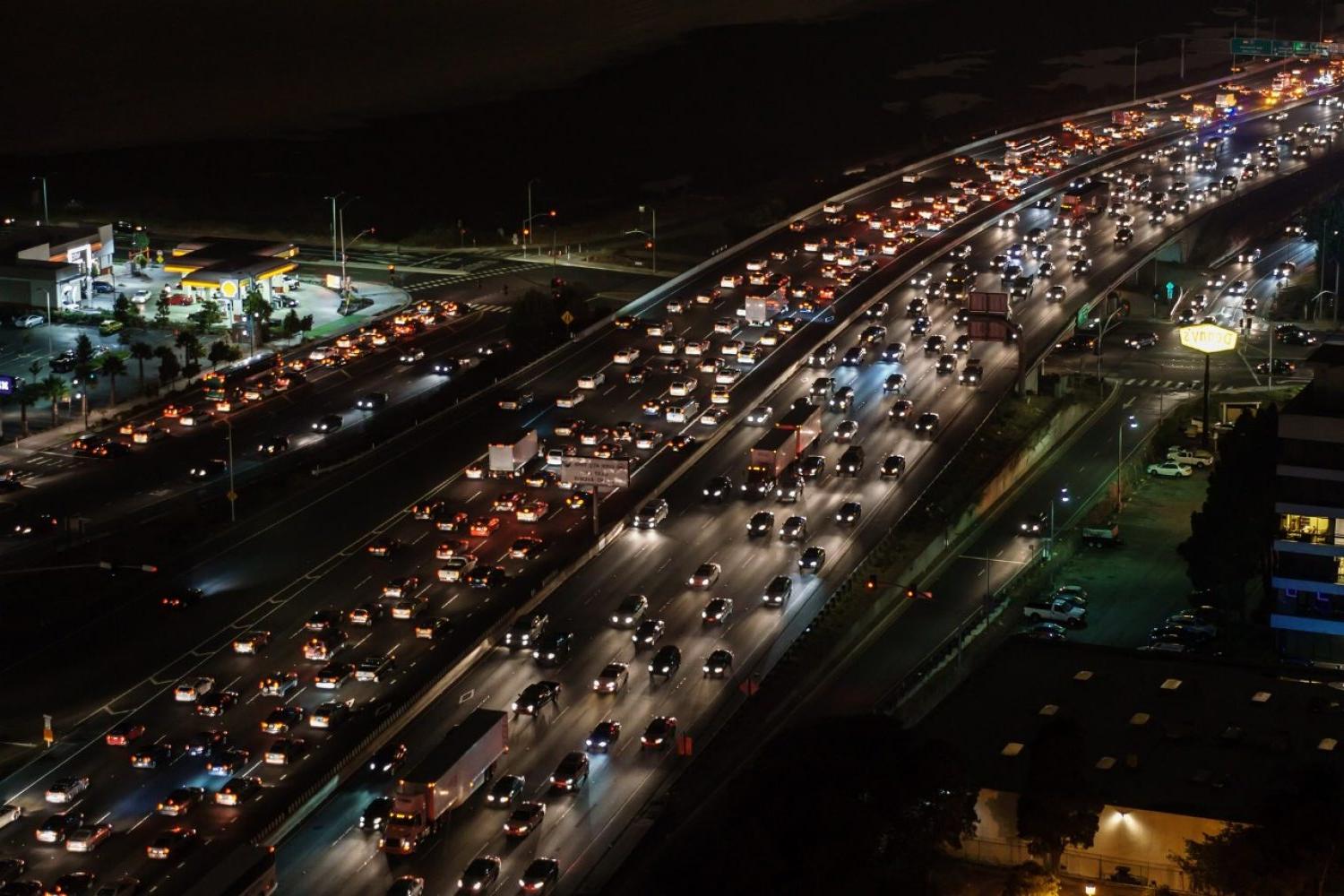 夜间城市道路上的交通