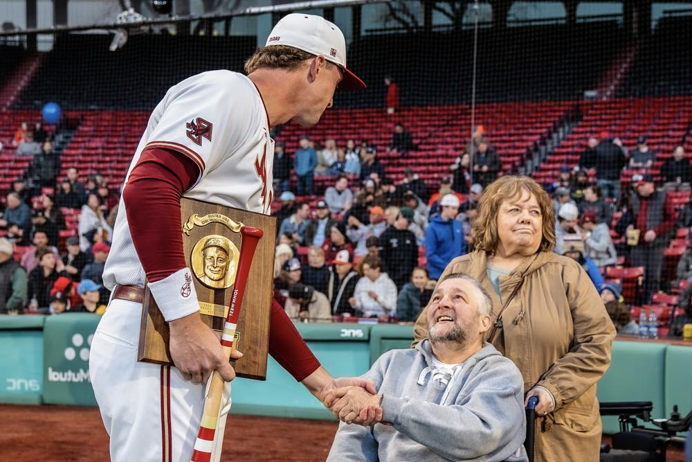 John West '24 named captain of the inaugural Lou Gehrig Community Impact team which recognizes collegiate baseball player for community service, 为团队的成功做出贡献, 体现了Lou Gehrig的精神.