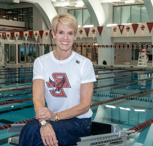 Dara Torres，太阳城网赌平台新任命的男子和女子游泳和跳水教练. 照片摄于康奈尔娱乐中心的游泳池.